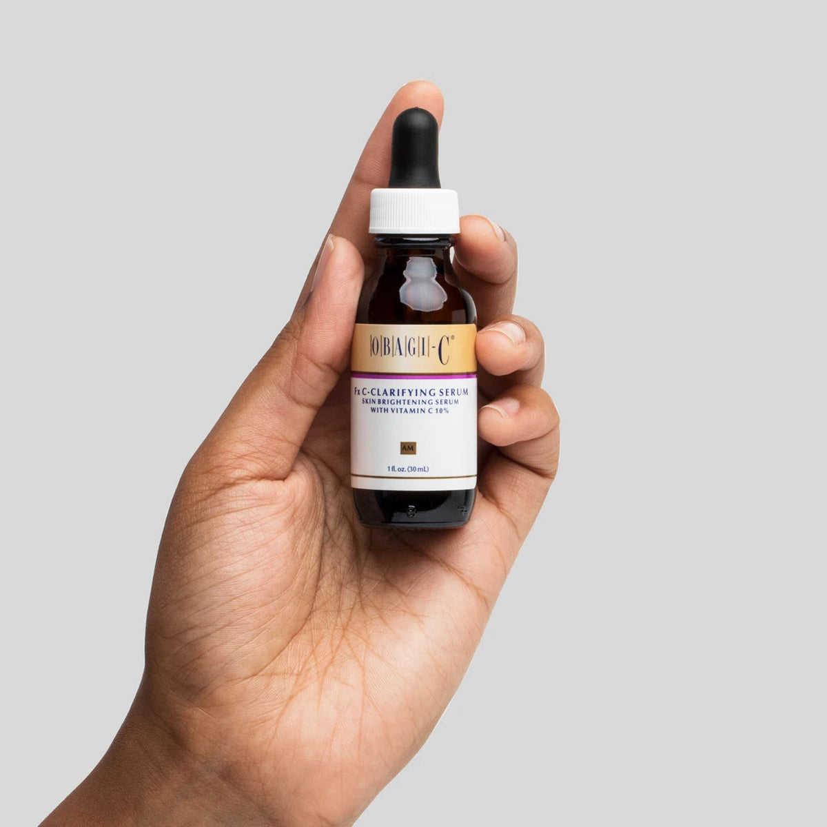 Obagi-C Fx C-Clarifying Serum en la mano